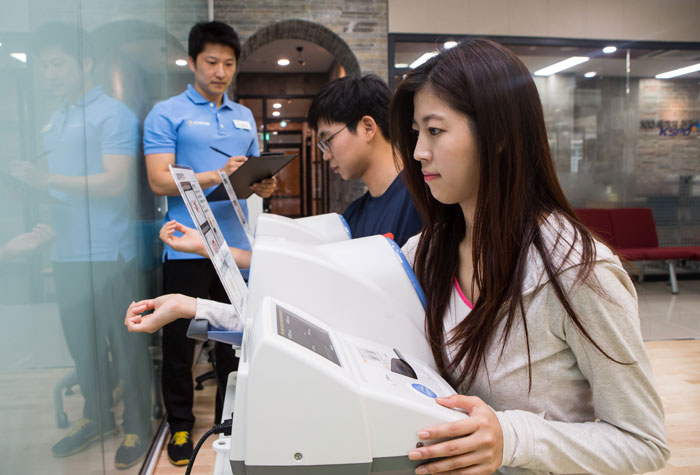  '국민체력100' 프로젝트 참가자들이 혈압, 순발력, 유연성, 근지구력, 심폐지구력 등 다양한 체력측정 검사를 받고 있다.