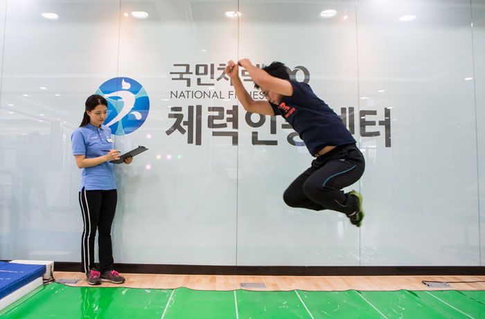  '국민체력100' 프로젝트 참가자들이 혈압, 순발력, 유연성, 근지구력, 심폐지구력 등 다양한 체력측정 검사를 받고 있다.