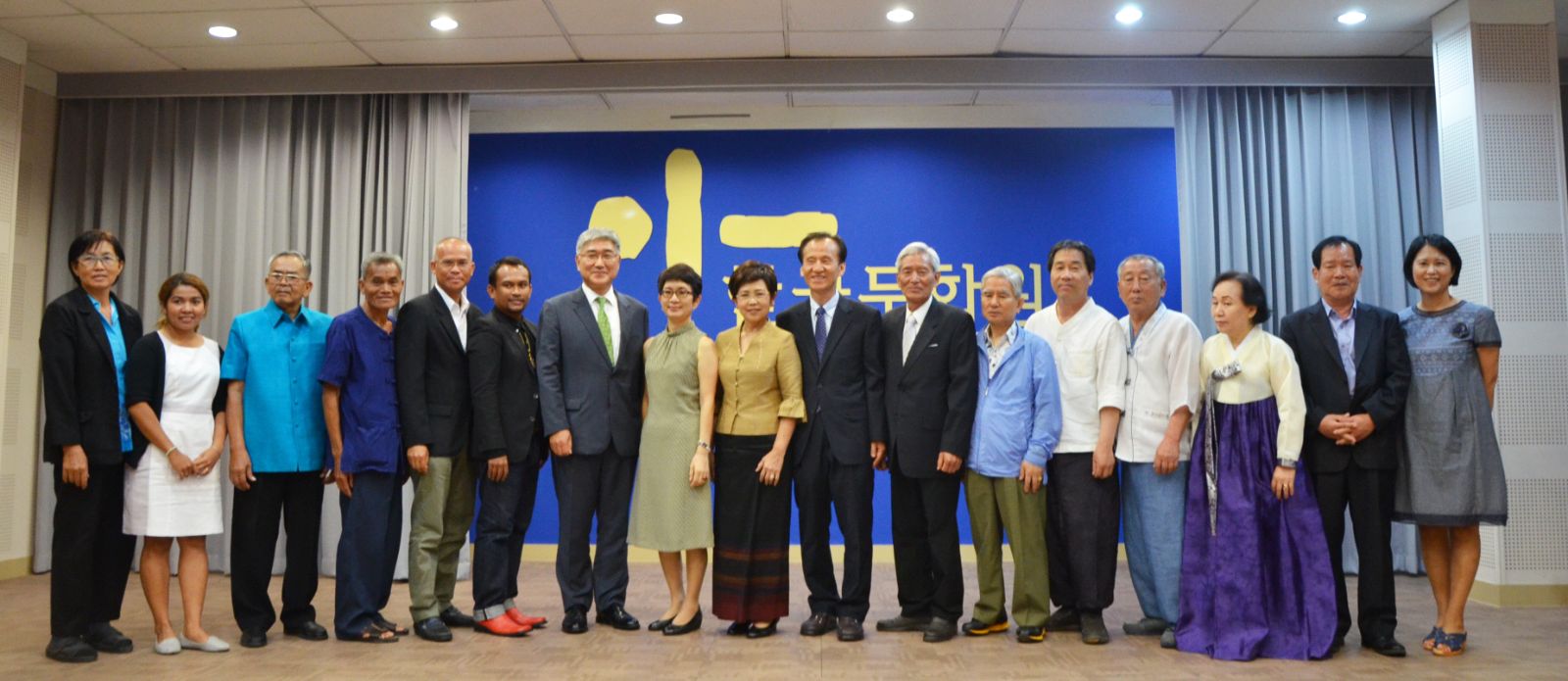 한국과 태국 양국의 장인들과 전시 관계자가 한데 모여 촬영하며 ‘서울에서 온 한국의 보물 ; 한태공예미술의 새로운 여정’ 개막식이 한국과 태국의 공예장인들의 만남의 장이 된 것을 기념했다.