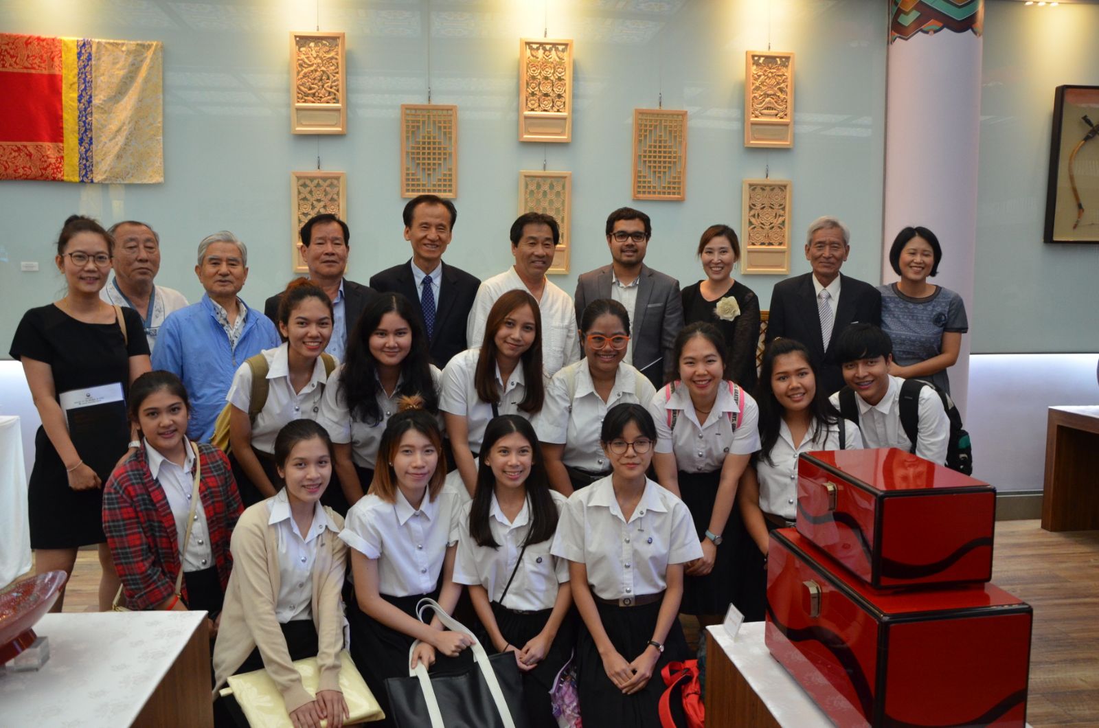‘서울에서 온 한국의 보물 ; 한태공예미술의 새로운 여정’ 전시를 위해 한국에서 온 장인들과 개막식에 참여한 대학생들이 함께 기념사진을 찍었다.