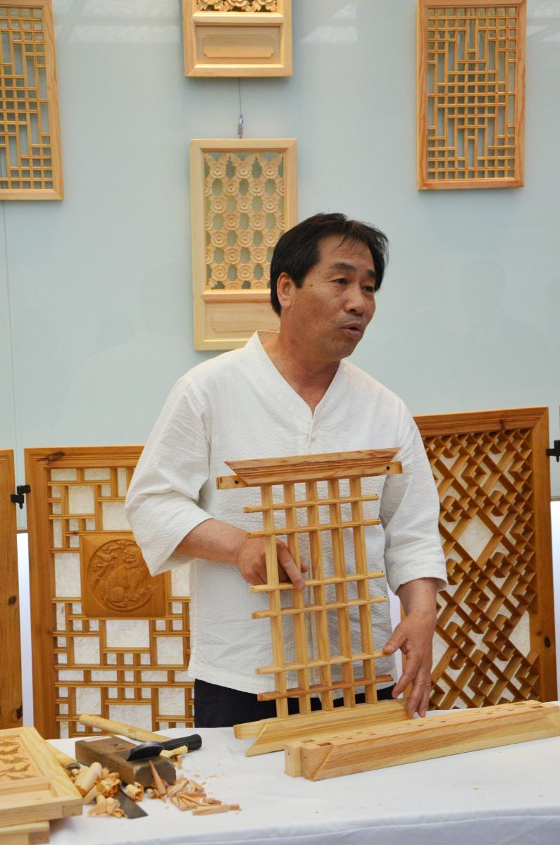  심용식 장인이 소목창호 시연회 중이다.