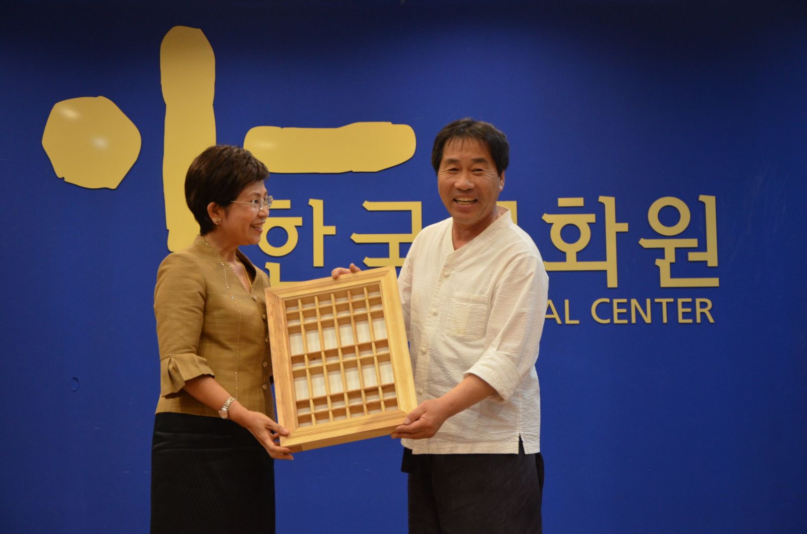 심용식 장인이 개막식을 기념하며 즉석 제작한 창호를 태국 SACICT에 선물했다.