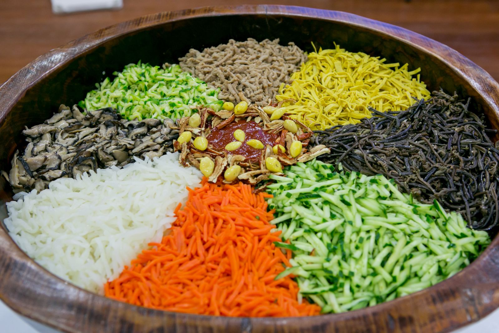 한국문화캐러밴에서 준비한 300인분의 대형 비빔밥이 준비되었고, 학생들이 손수 비빈 비빔밥이 나뉘어져있다.