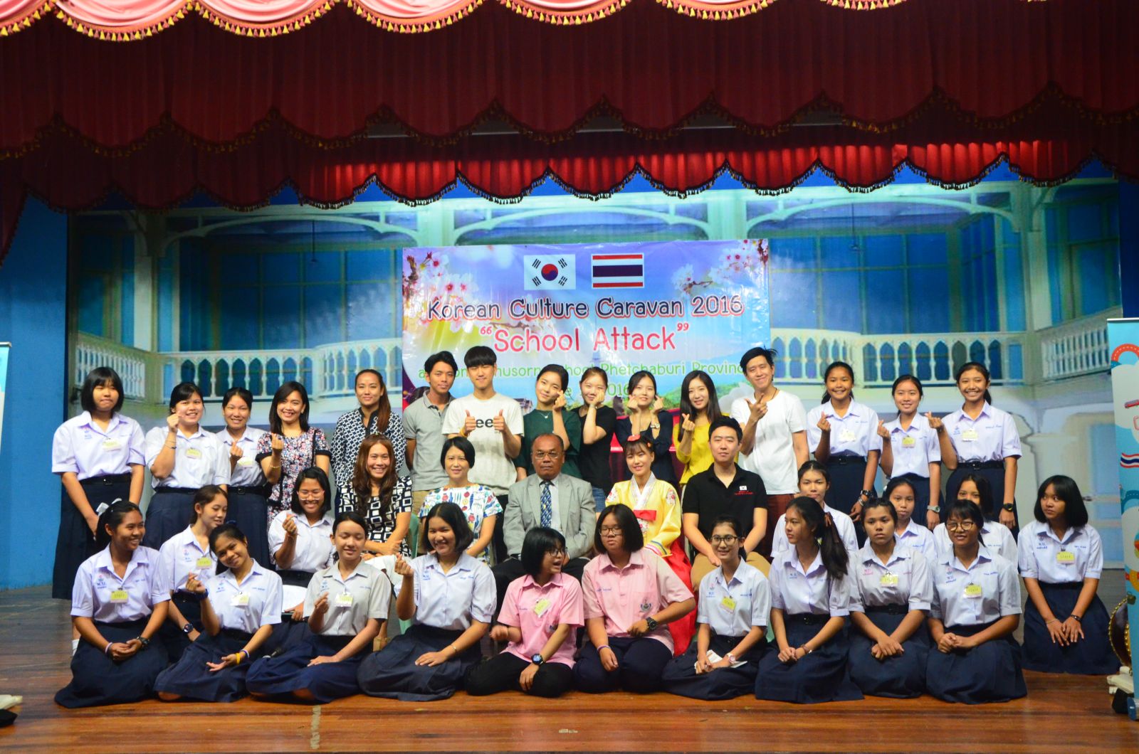 한국문화캐러반 문화사절단과 행사 진행에 도움을 준 학생들이 마지막 날 펫차부리에서의 모든 여정을 마무리하고 기념촬영을 하고 있다.