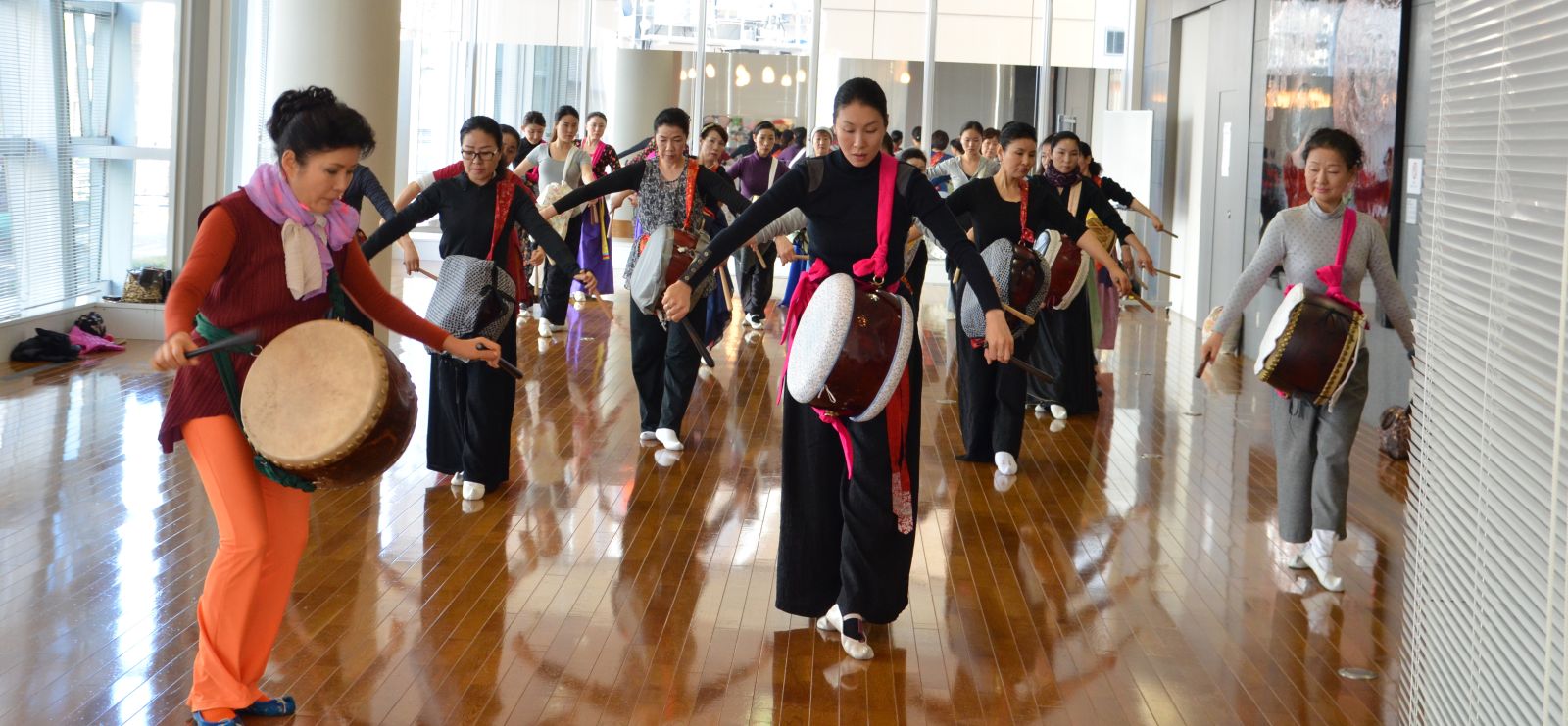 1월 19일부터 22일까지 주동경 한국문화원 한마당홀 라운지에서는 이경화 무용가로부터 진도북춤을 배울 수 있는 워크숍이 열려 한국무용을 배우고자 하나 기회가 부족한 일본인들에게 뜻깊은 시간이 되었다.
