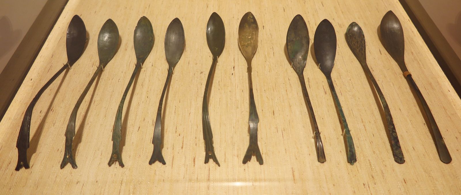 동제 숟가락 전시