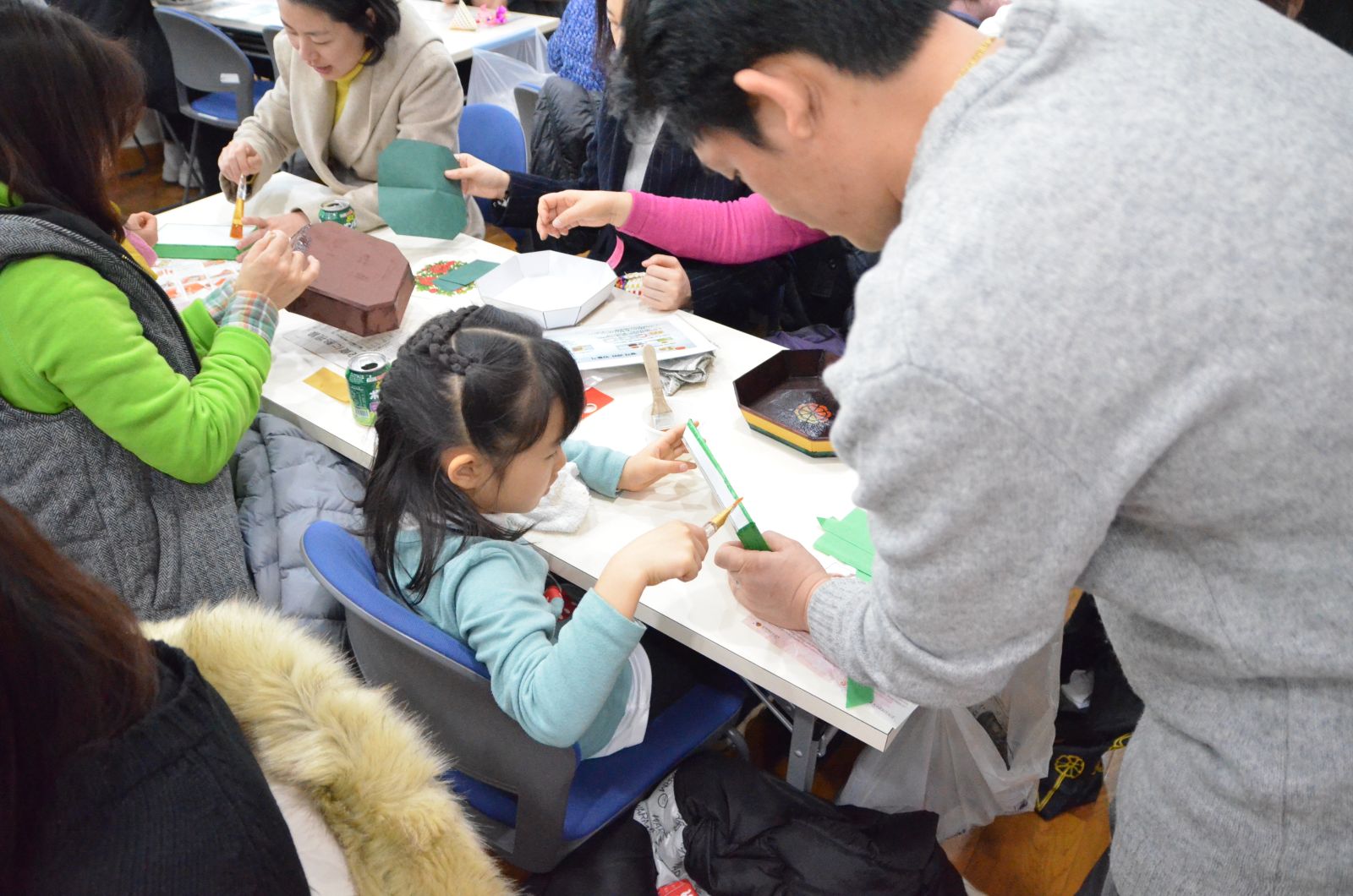 ‘한국의 설날 풍경전’ 참석자들이 한지 공예를 즐기고 있다.