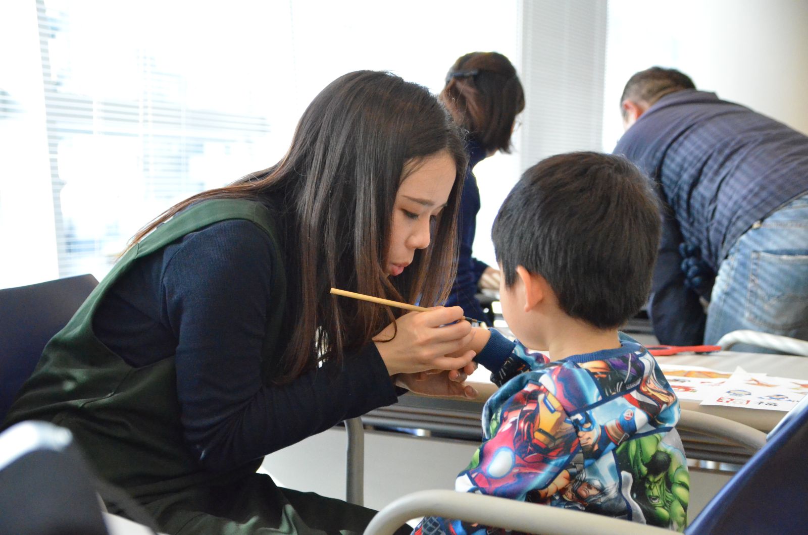 ‘한국의 설날 풍경전’ 참석자들이 설날을 주제로 한 페이스페인팅을 즐기고 있다.