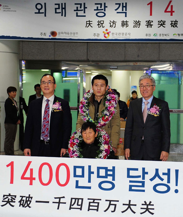  29일 충북 청주국제공항에서 열린 외래관광객 1,400만 유치 기념행사에서 1,400만 번째 입국한 리우스취엔씨와 어머니 장취우란씨(가운데)가 김종덕 문화체육관광부장관(오른쪽)과 변추석(왼쪽) 한국관광공사 사장과 함께 기념촬영을 하고 있다.