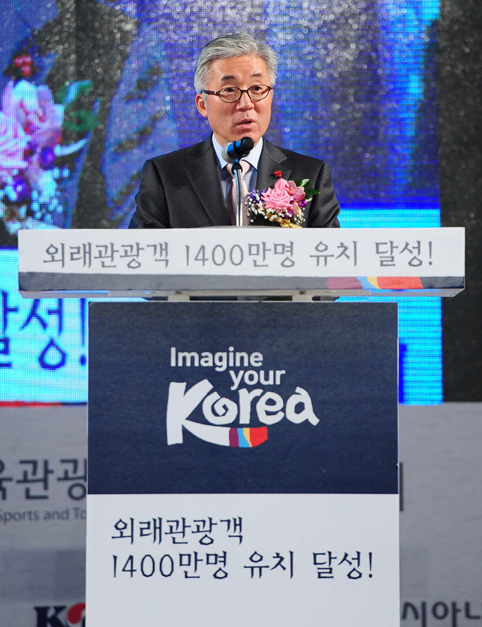  29일 충북 청주국제공항에서 열린 외래관광객 1천4백만명 유치 기념행사에서 김종덕 문화체육관광부장관이 축사하고 있다.