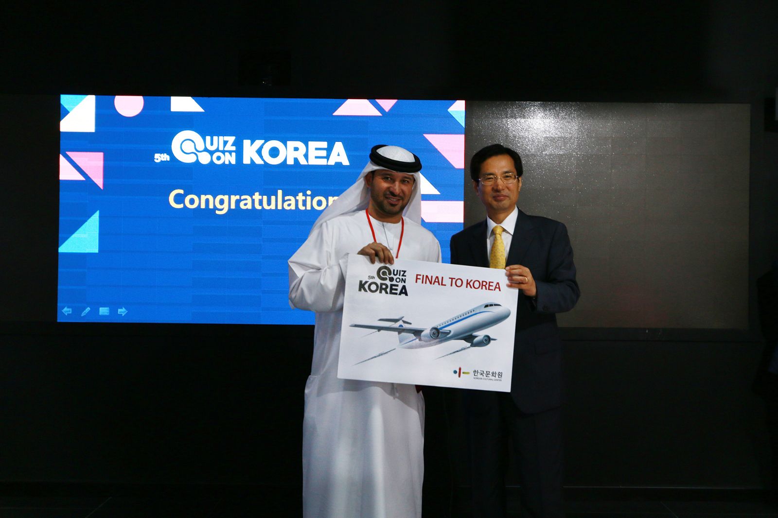 우승을 차지한 한국우호협회 후메이드 알 하마디 회장과 주UAE 한국대사관의 박강호 대사가 우승 기념 사진을 찍고 있다.