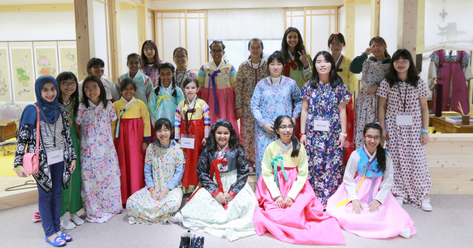아랍에미리트와 한국의 9세부터 16세 여학생들이 주아랍에미리트 한국문화원에서 만나 서로의 전통복장을 체험하며 기념사진을 찍었다.