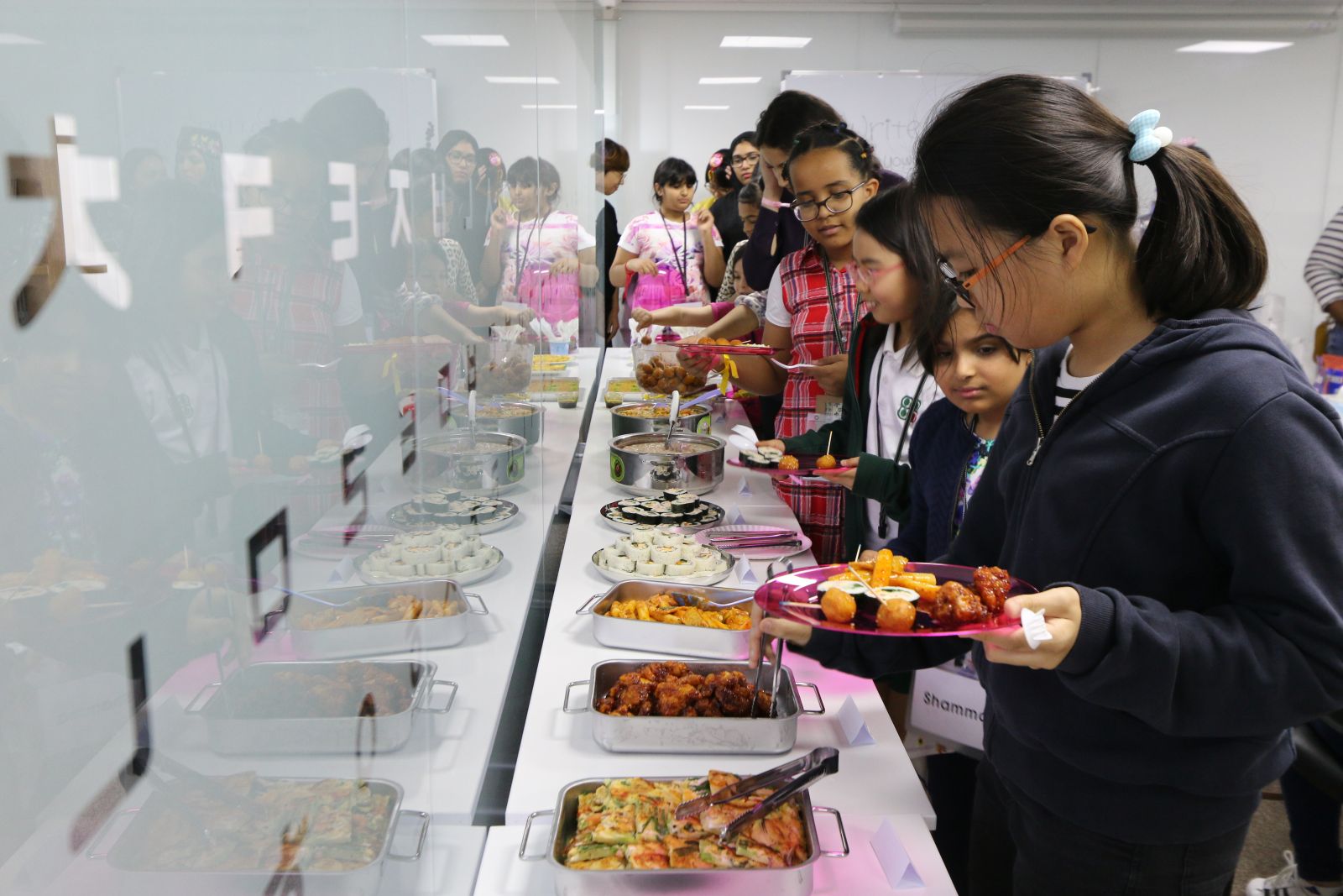 학생들은 김밥, 떡볶이, 닭강정, 해물파전, 떡 등 한국 음식과 하리스, 루게이맛 등 아랍 음식을 함께 즐겼다.
