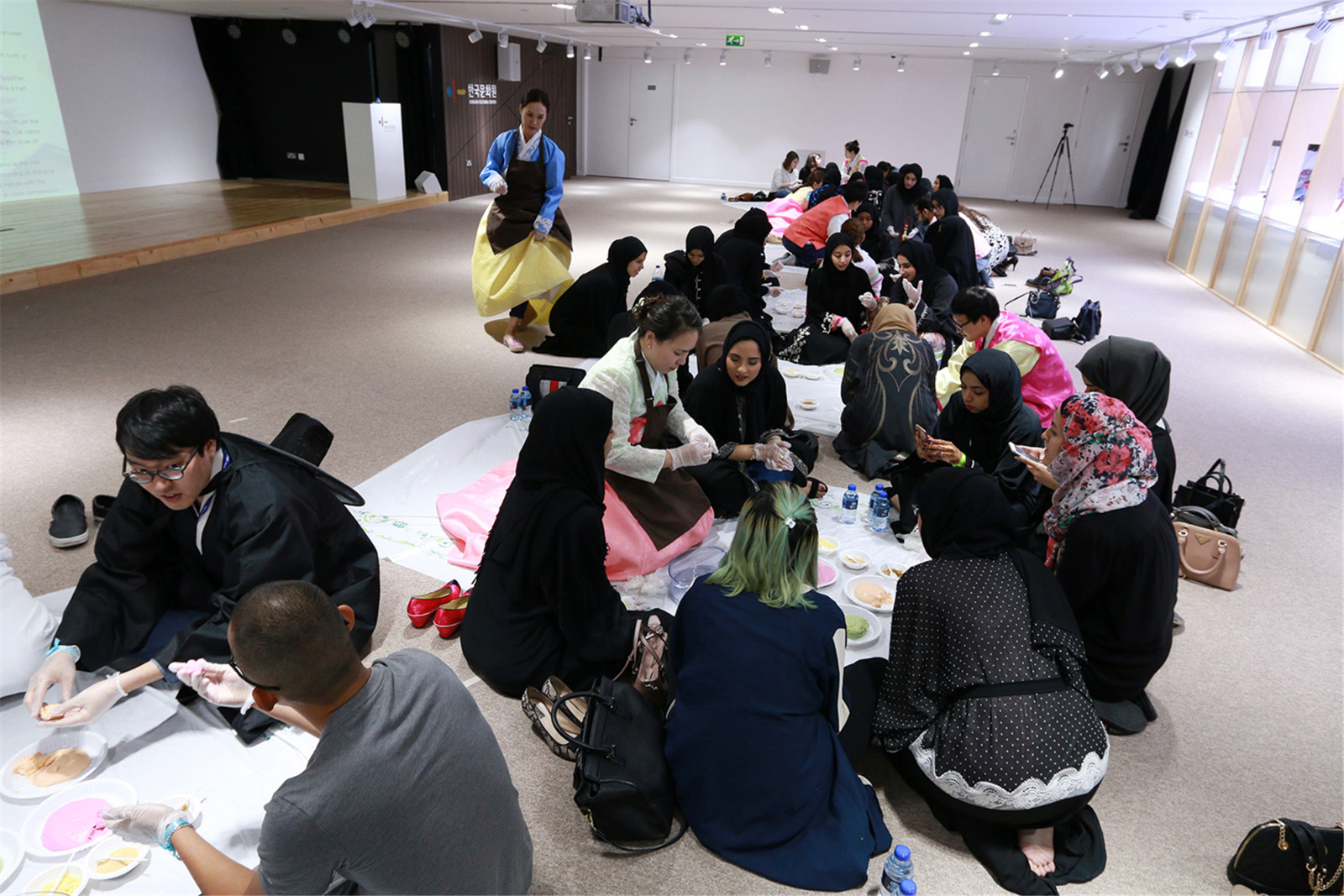 추석 체험 행사를 찾은 아랍에미리트 참가자들이 둘러앉아 송편 빚기 삼매경에 빠져들었다.