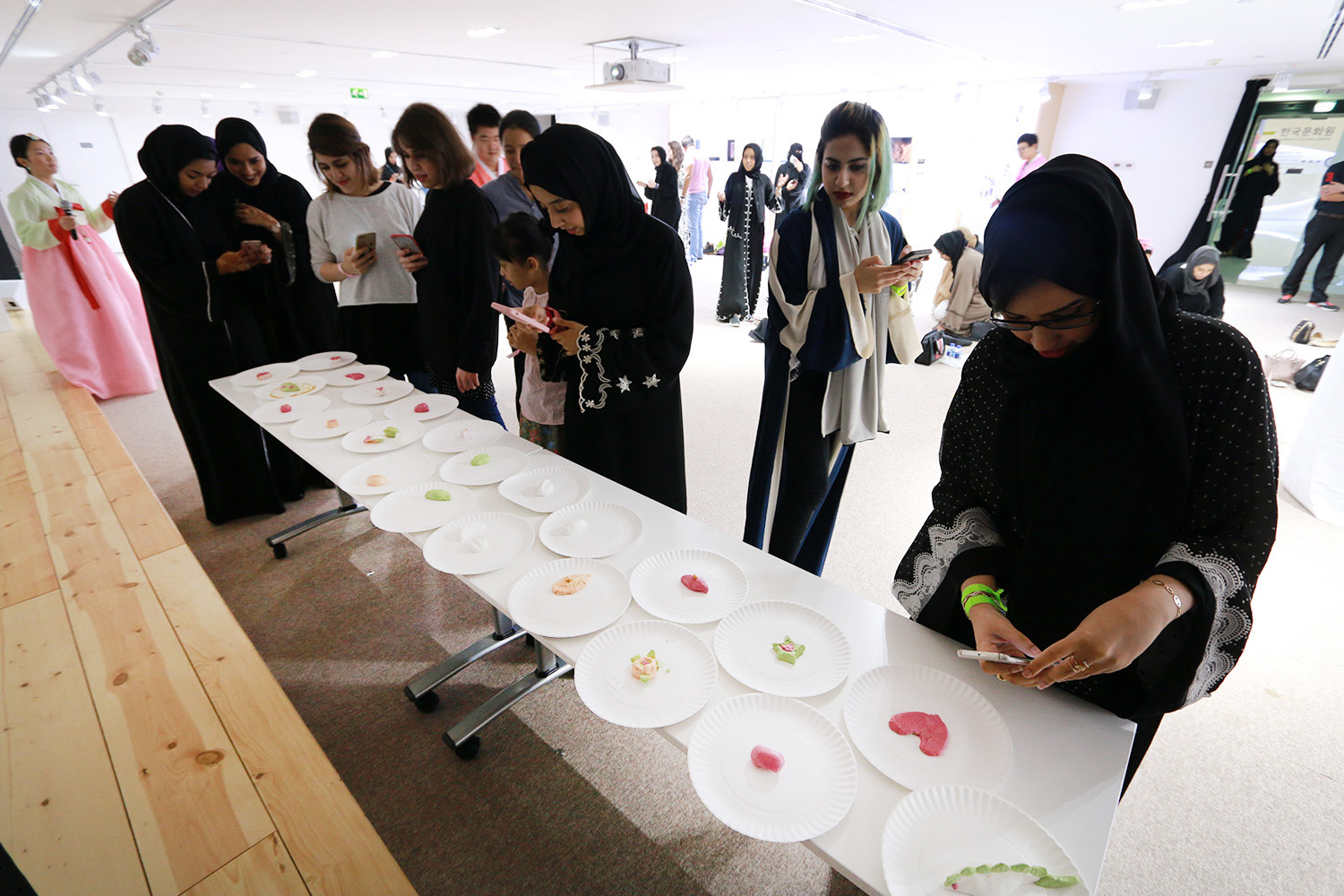 아랍에미리트 참가자들은 '예쁜 송편 콘테스트'에 응모한 송편을 휴대전화 카메라로 찍으며 추석 체험 행사를 즐겼다.
