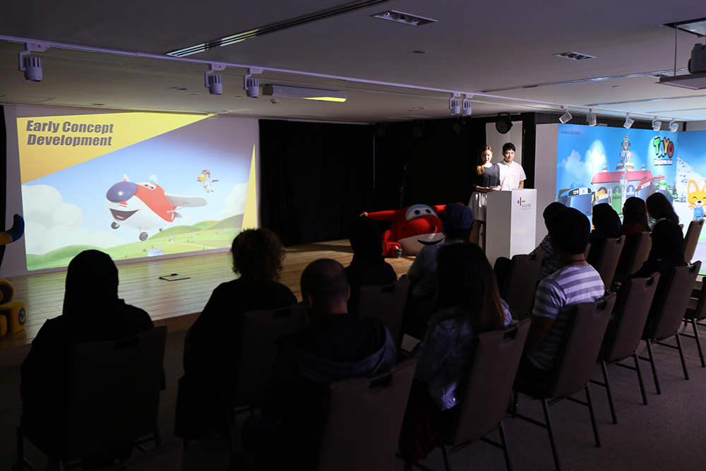 주UAE 한국문화원 아리랑홀에서 퍼니플럭스사가 '출동!수퍼윙스' 개발 과정에 대해 설명하고 있다.