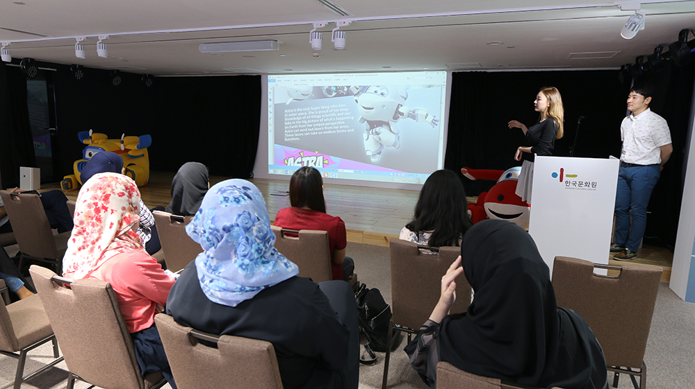 참석자들이 '출동!수퍼윙스' 다음 시즌에 대한 설명을 듣고 있다.