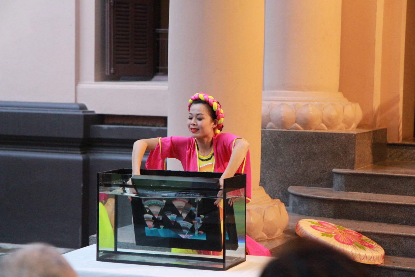 개막식 공연 중 무용수가 옻칠작품은 물속에 넣어도 훼손이 안됨을 퍼포먼스를 통해 표현하고 있다.
