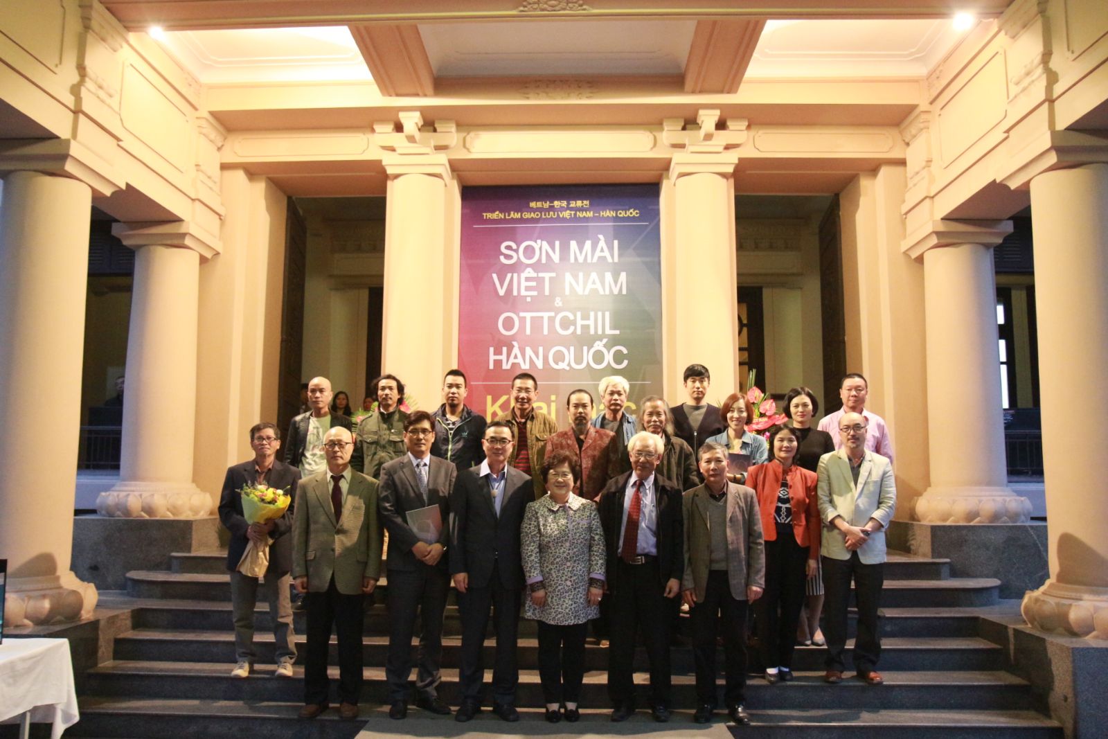 개막식에 참석한 베트남미술협회 쩐 카잉 쯔엉(Tran Khanh Chuong) 회장과 내외 귀빈들이 단체사진을 찍어 개막식을 기념했다.  