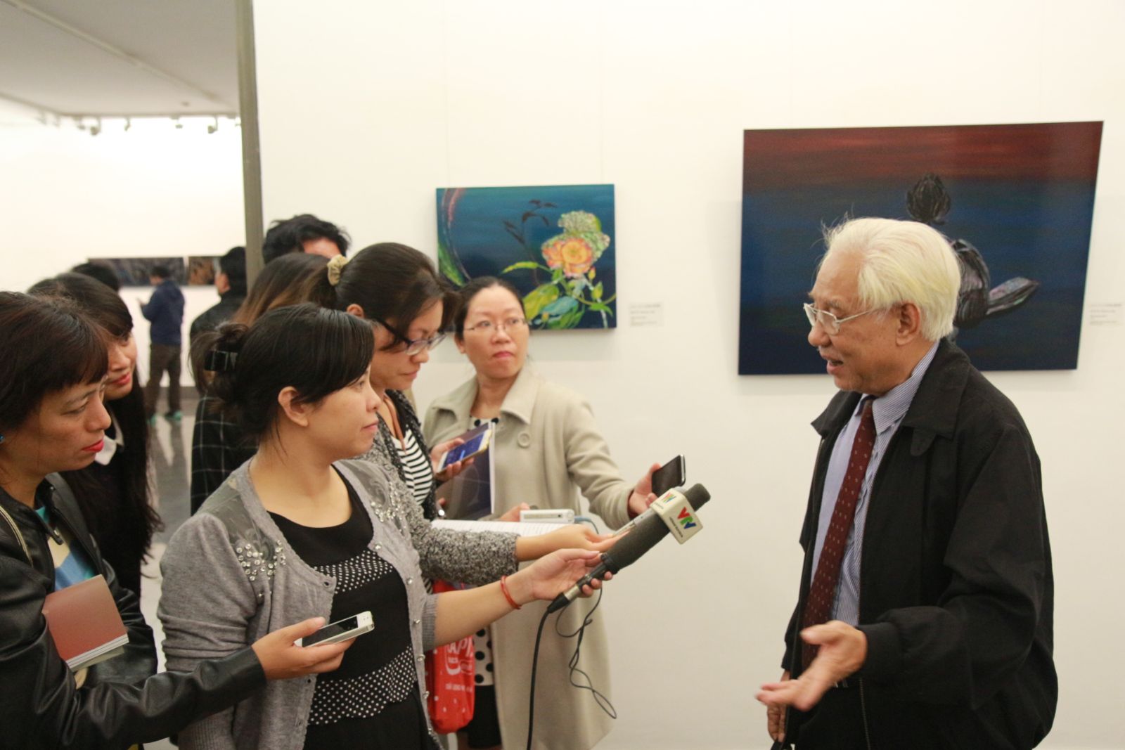 베트남미술협회 회장 쩐 카인 쯔엉(Tran Khanh Chuong)이 한국옻칠문화에 대한 소감을 기자들에게 전달하고 있다.