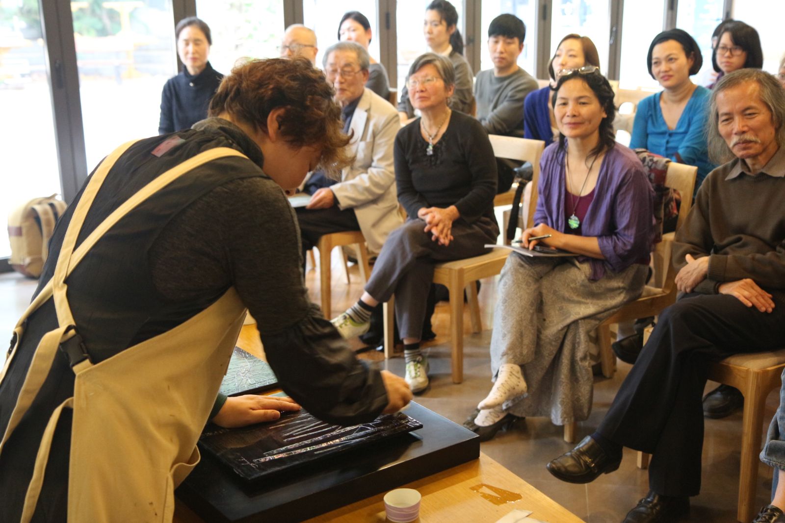 주베트남 한국문화원 내 북까페에서 하정선 작가가 옻칠회화 기법을 소개하고 있다.