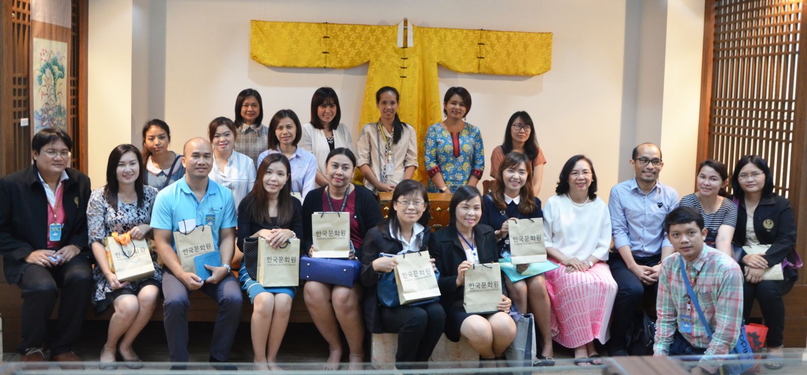 태국 국회 산하 조직인 Secretariat of the House of Representatives의 관계자들이 주태국 한국문화원을 방문해 전통문화관에서 전시 중인 전통의복을 배경으로 기념사진을 찍었다.