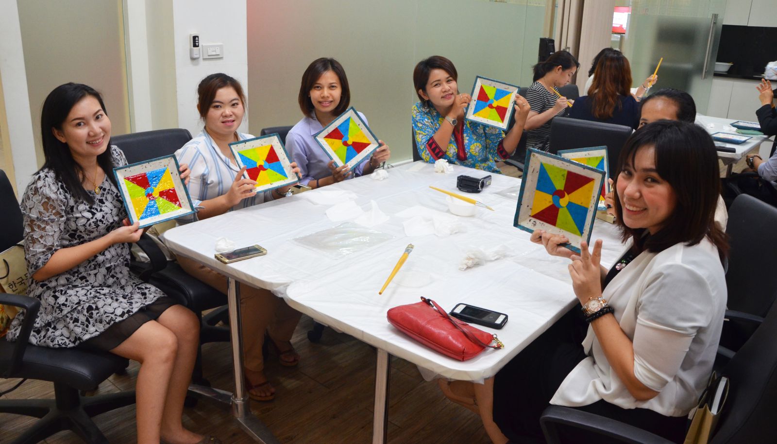 태국 국회 산하 조직인 Secretariat of the House of Representatives의 관계자들이 한지 공예 체험 후 완성된 그릇을 들고 환하게 웃고 있다.