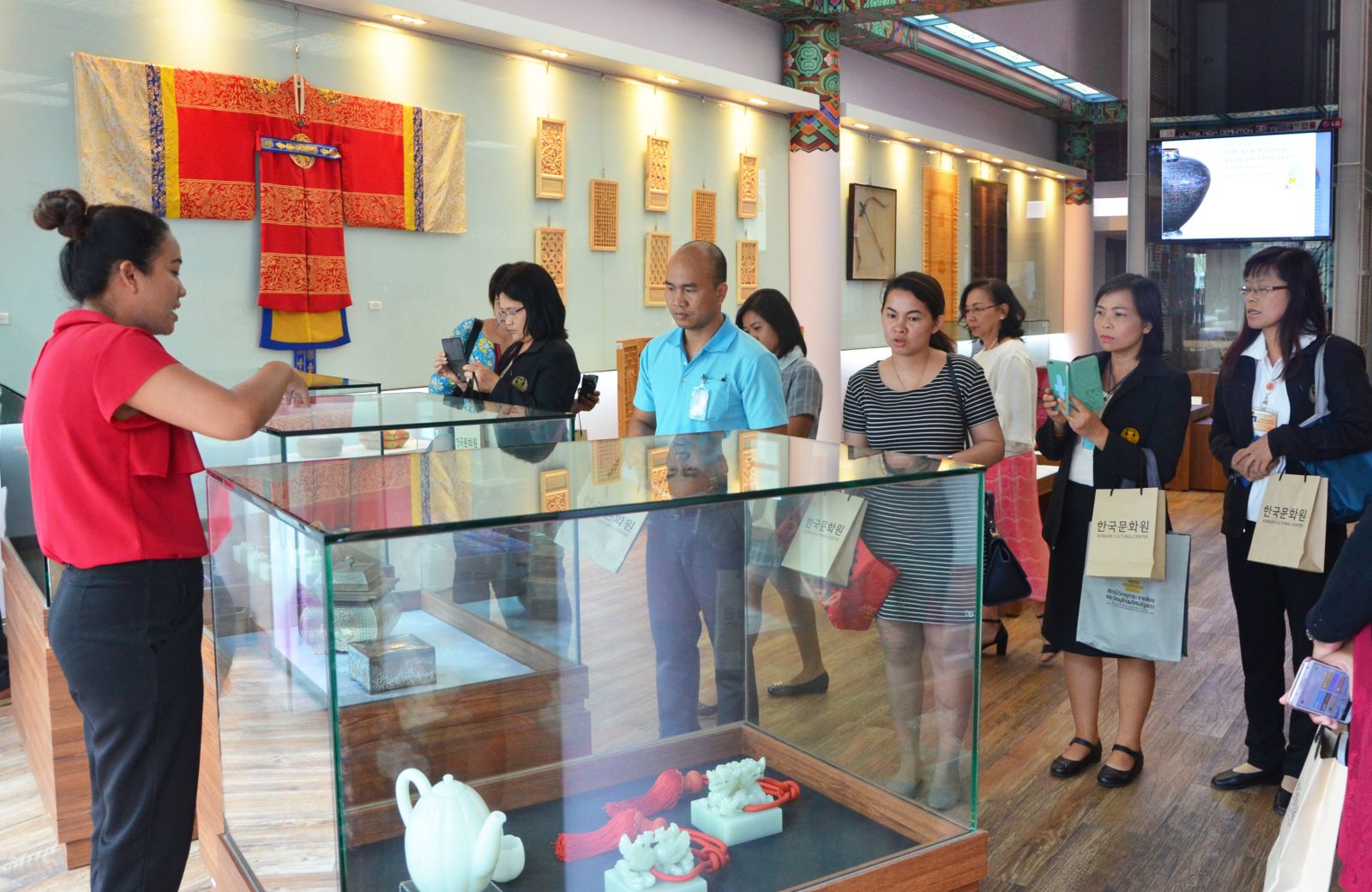 태국 국회 산하 조직인 Secretariat of the House of Representatives의 관계자들이 주태국 한국문화원에서 전시 중인 한국과 태국의 공예품을 둘러보고 있다.