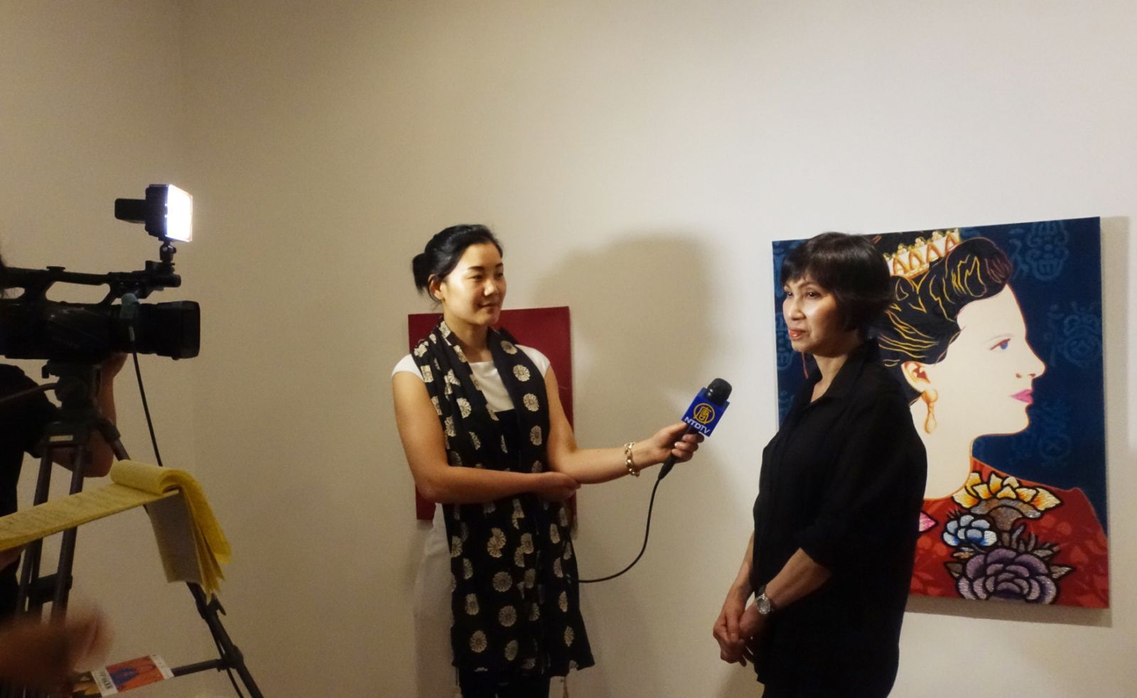워싱턴 DC 일원의 중국 미디어 대기원시보 (Epoch Times)가 7월 8일 ‘POP of Kolor’ 전시 개막식을 찾아 송광연 작가를 인터뷰하고 있다.