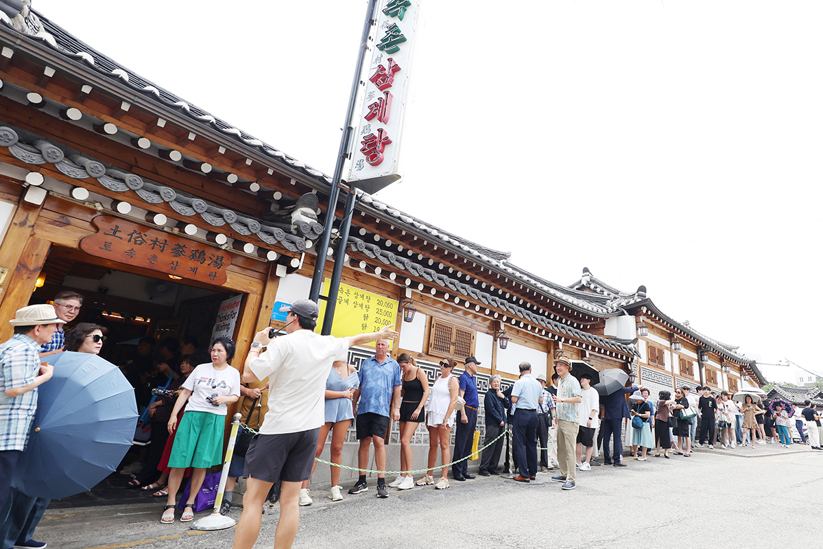 today_photo_250730_ &lsquo;중복(中伏)&rsquo; 맞은 삼계탕집 북적북적