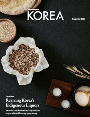 코리아 매거진 9월호 커버사진 누룩과 막걸리