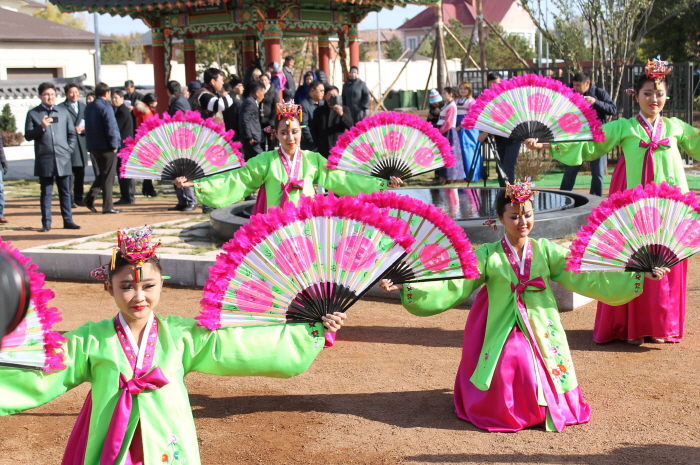 고려인 무용단 <미성>의 공연