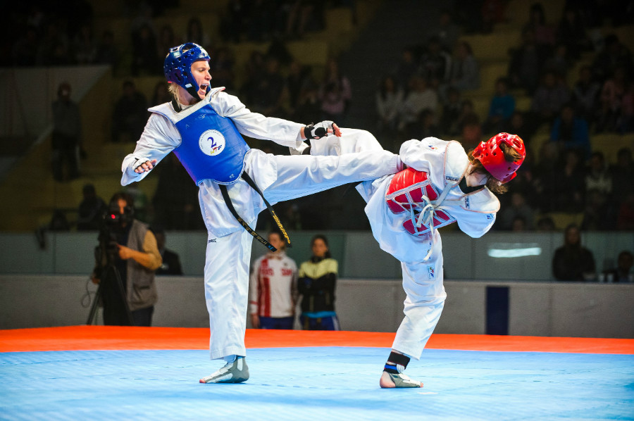 태권도 대회 중인 선수들