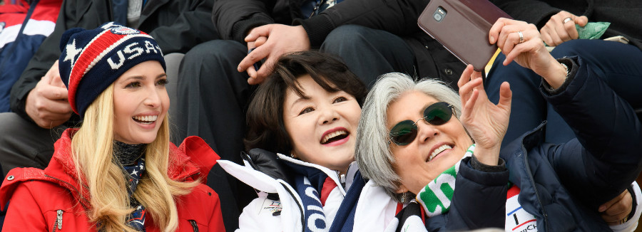 ▲ 이방카 트럼프 미국 백악관 선임고문이 김정숙 여사와 함께 지난달 24일 남자스노보드 빅에어 경기를 관람하고 있다. 이방카는 평창동계올림픽 폐막식에 참가한 뒤 ‘K팝 팬’이 됐다고 한다. 사진 코리아넷 제공.