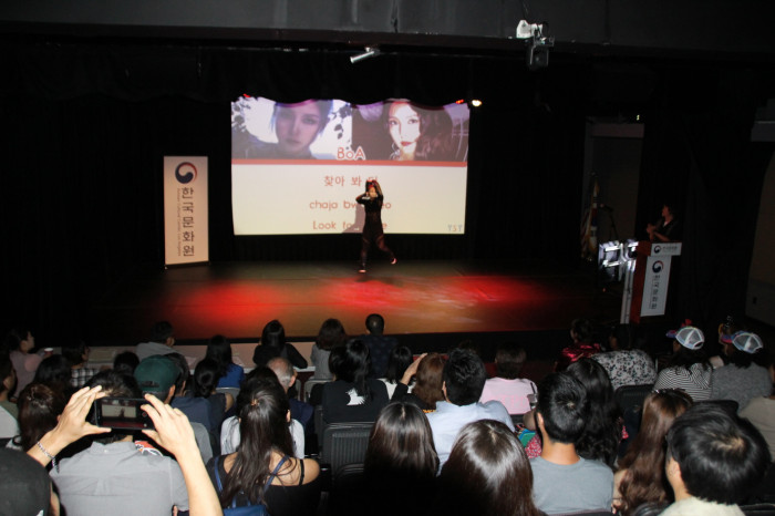 보아의 ‘카모(Camo)’를 배경으로 절도 있는 댄스를 선보여 관객들의 뜨거운 호응을 받은 히로미 힐스톡(Hiromi Hilstock)씨