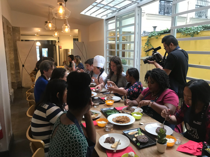 직접 조리한 떡갈비와 연근조림을 먹고 있는 프랑스 시민들