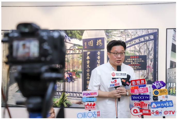 인터뷰 중인 서경덕 교수