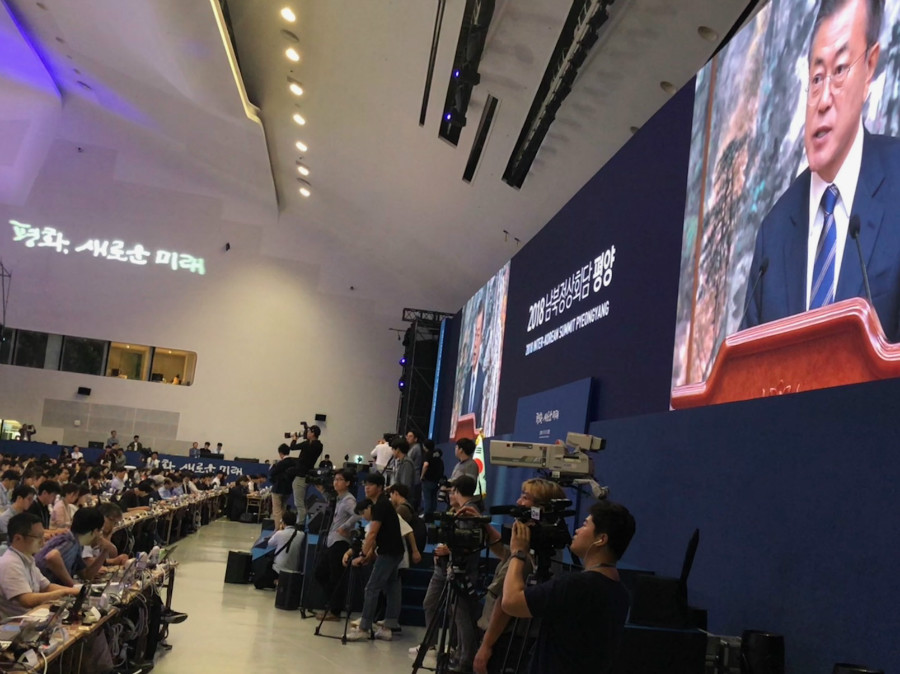 ▲ 서울 동대문디자인플라자에 마련된 2018 남북정상회담 평양 서울프레스센터에서 내외신 기자들이 문재인 대통령이 평양 공동선언(9월 19일) 내용을 설명하는 모습을 생중계로 보고 있다. 서울프레스센터에는 내신 186개사 2266명, 외신 29개국 125개사 467명이 등록했다.