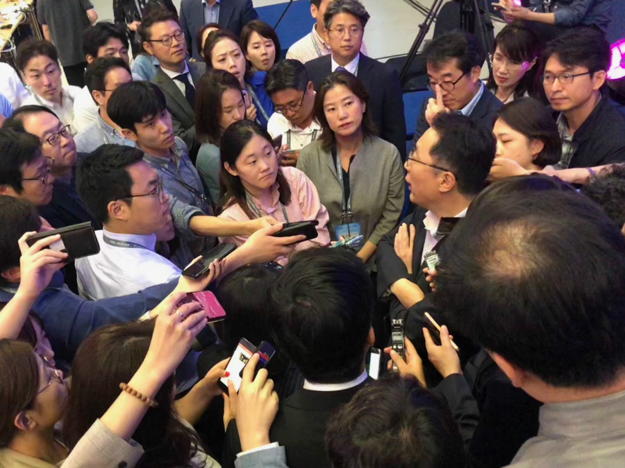 평양 남북정상회담 첫날인 9월18일 윤영찬 국민소통 수석이 브리핑후 기자들에게 둘러 싸여 추가질문에 답변하고 있다.