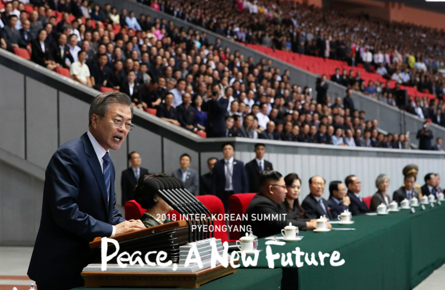 ▲ 문재인 대통령이 9월 19일 저녁 평양 능라도 5.1경기장에서 15만여 명 평양시민 앞에서 연설하고 있다. /평양사진공동취재단