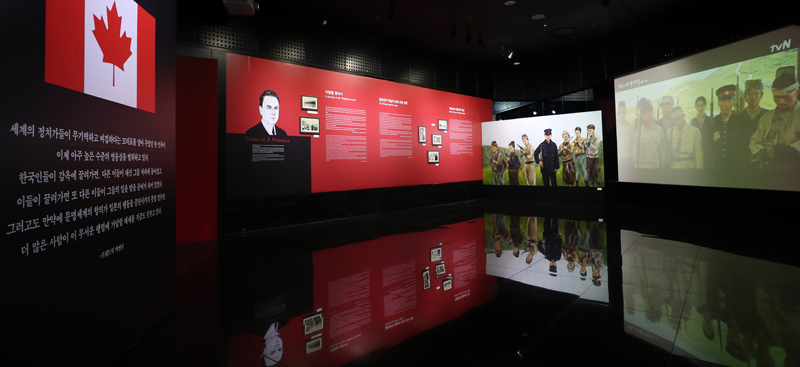 ▲ 지난 2월 23일부터 3월 31일까지 서울시민청 시티갤러리에서 열린 특별전 ‘한국의 독립운동과 캐나다인’의 프레드릭 아서 맥켄지 섹션의 모습. ‘항일의병’ 사진, 사진을 그린 그림, 그리고 케이블방송국 tvN의 드라마 ‘미스터션샤인’ 마지막회 장면이 함께 전시돼 있다. 전한 기자