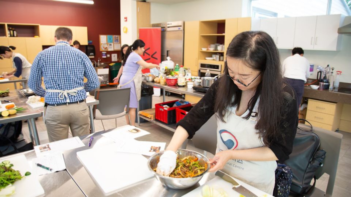 ▲막국수를 배워보고 있는 참가자