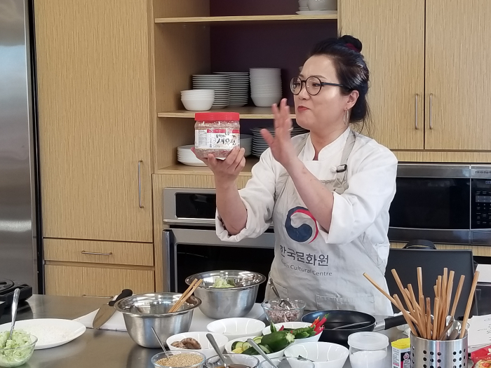 ▲한국 식재료를 소개하고 있는 나선나 셰프