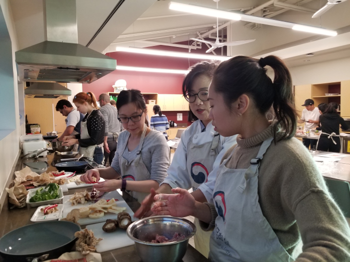 ▲조리 방법을 배우고 있는 참가자