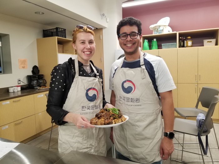 ▲직접 만든 음식과 포즈를 취하고 있는 참가자들