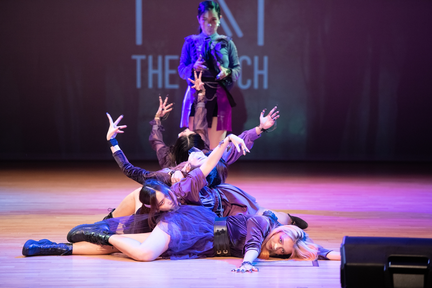 무대를 선보이는 참가팀 THE NOTCH