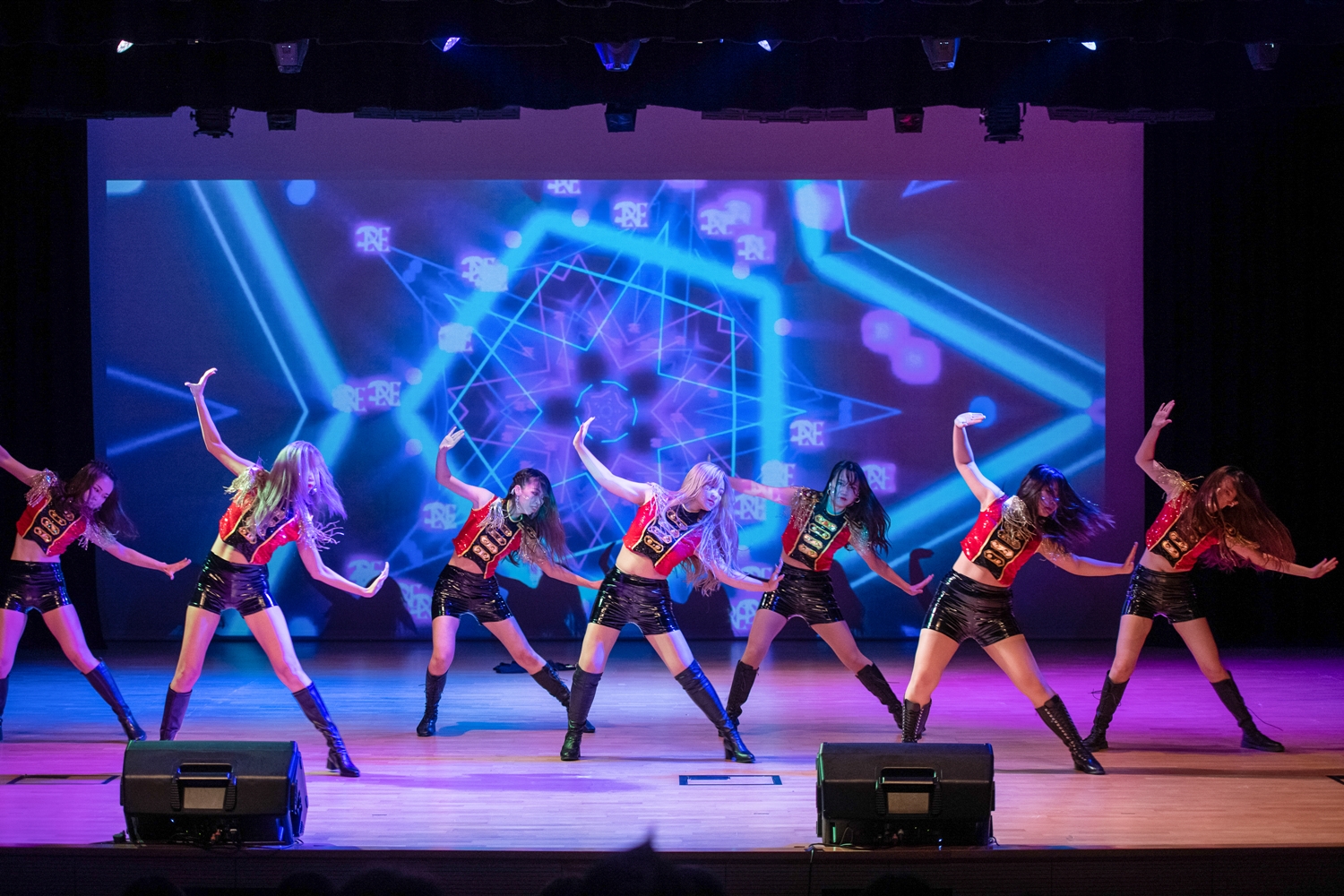 무대를 선보이는 참가팀 Dazzle Dance HK