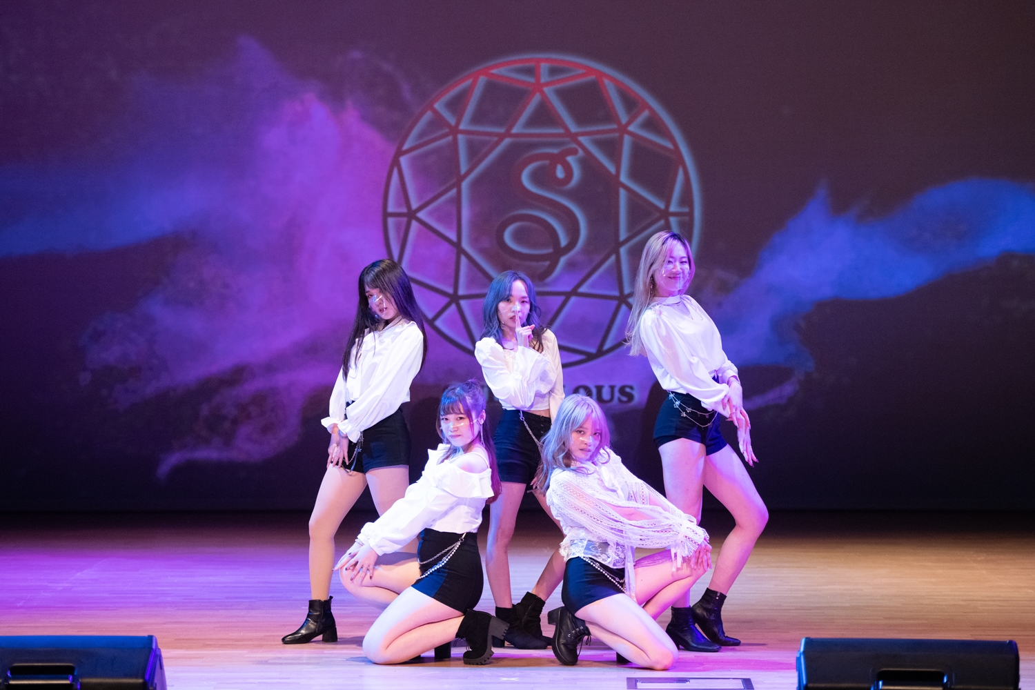 무대를 선보이는 참가팀 S.Jewelous
