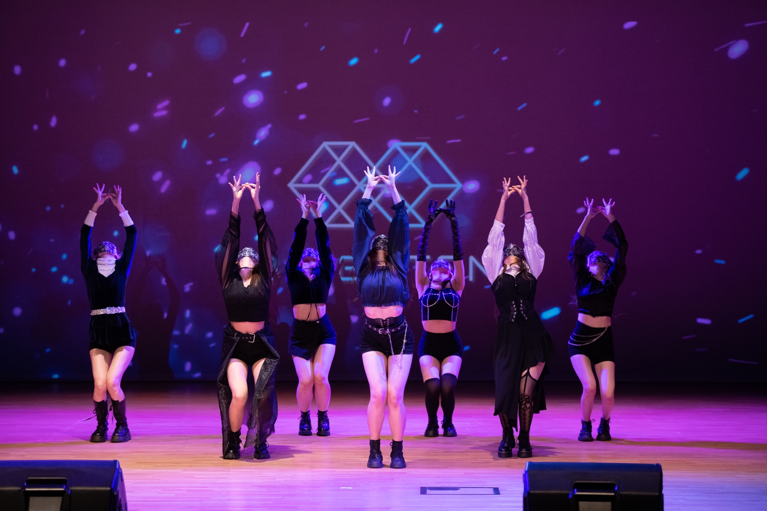 무대를 선보이는 참가팀 Brighten Dance HK