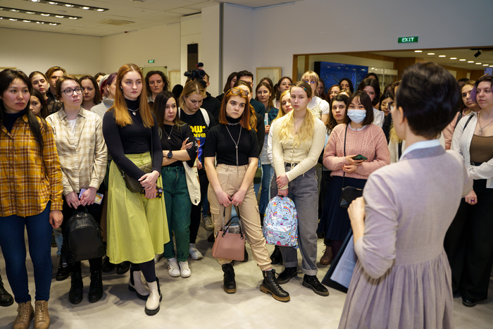 ▲ 호흘로바 교수의 설명을 경청하는 현지인들